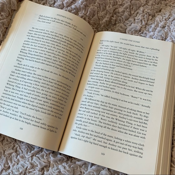 Stephan King | Under the Dome Book - Picture 6 of 11